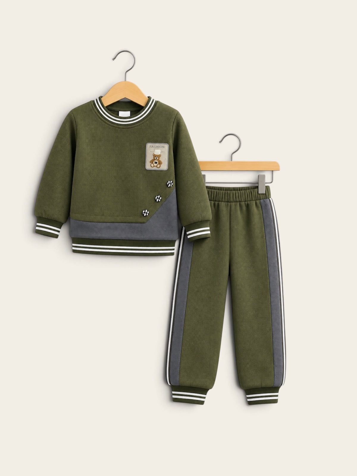 Boys 2-Piece Teddy Bear Patch Tracksuit Set – Color Block Full Sleeve Sweatshirt & Matching Side Stripe Jogger 👖