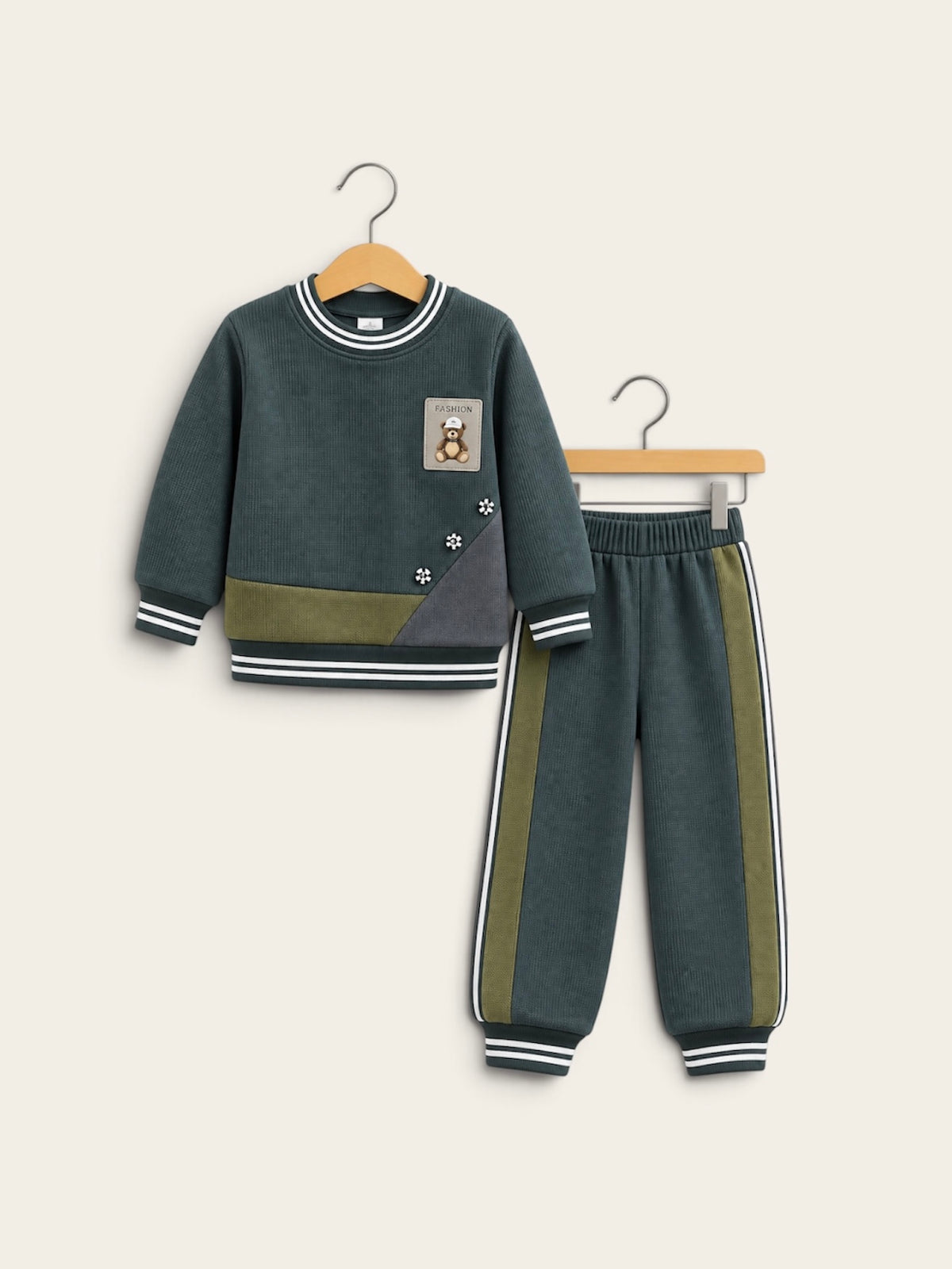 Boys 2-Piece Teddy Bear Patch Tracksuit Set – Color Block Full Sleeve Sweatshirt & Matching Side Stripe Jogger 👖